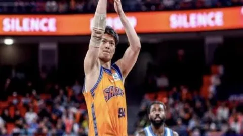 德乙风云再起！三连胜气势如虹，主场龙对客场虫，巅峰对决，究竟鹿死谁手？